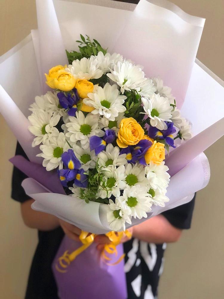 Букет цветов из: Ирисы, Хризантемы и Розы в Лукоянове