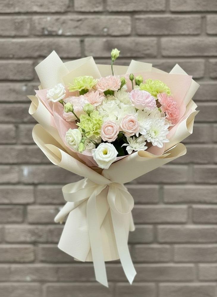 Букет цветов из: Гвоздики, Розы, Лизиантусы и Хризантемы в Лукоянове