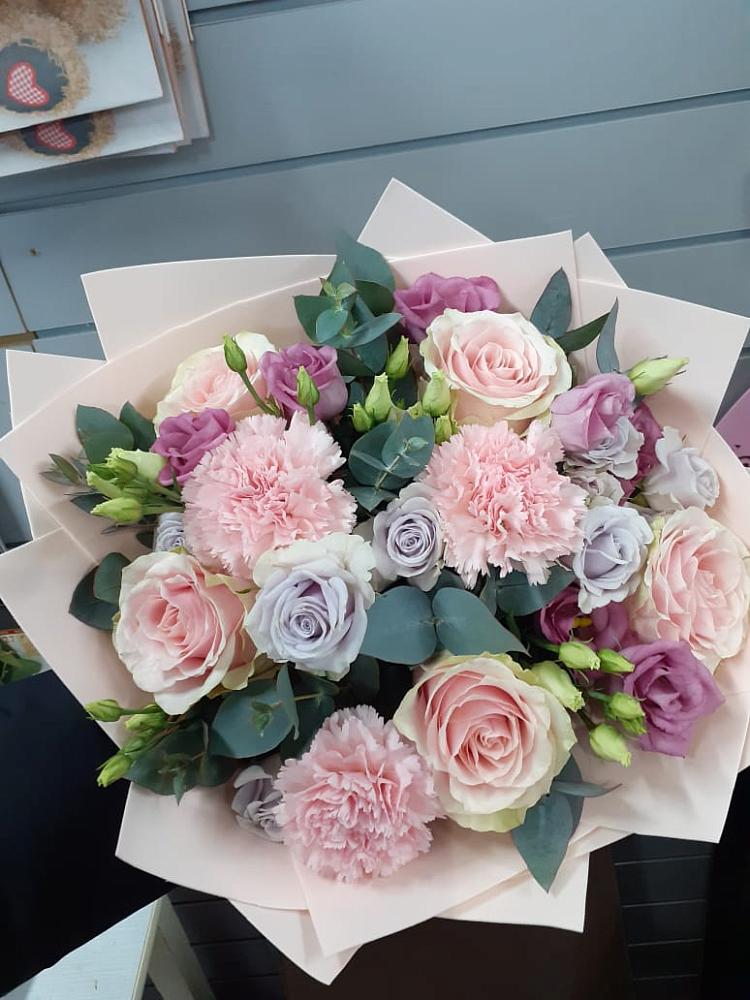 Букет цветов из: Розы, Гвоздики и Лизиантусы в Лукоянове