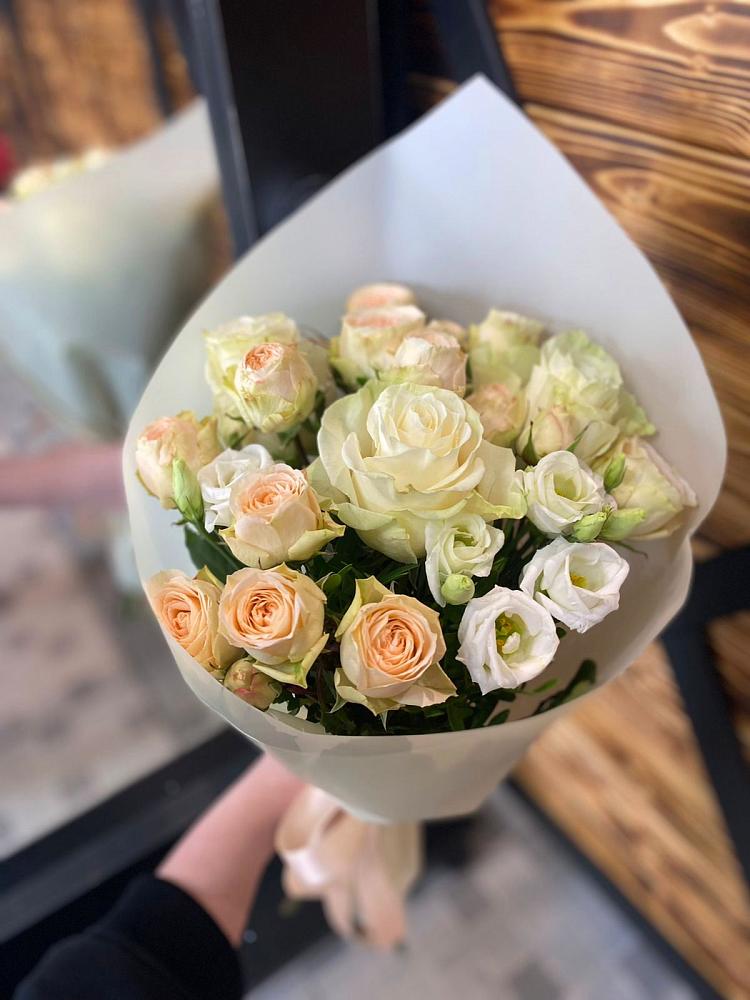 Букет цветов из: Розы и Лизиантусы в Лукоянове